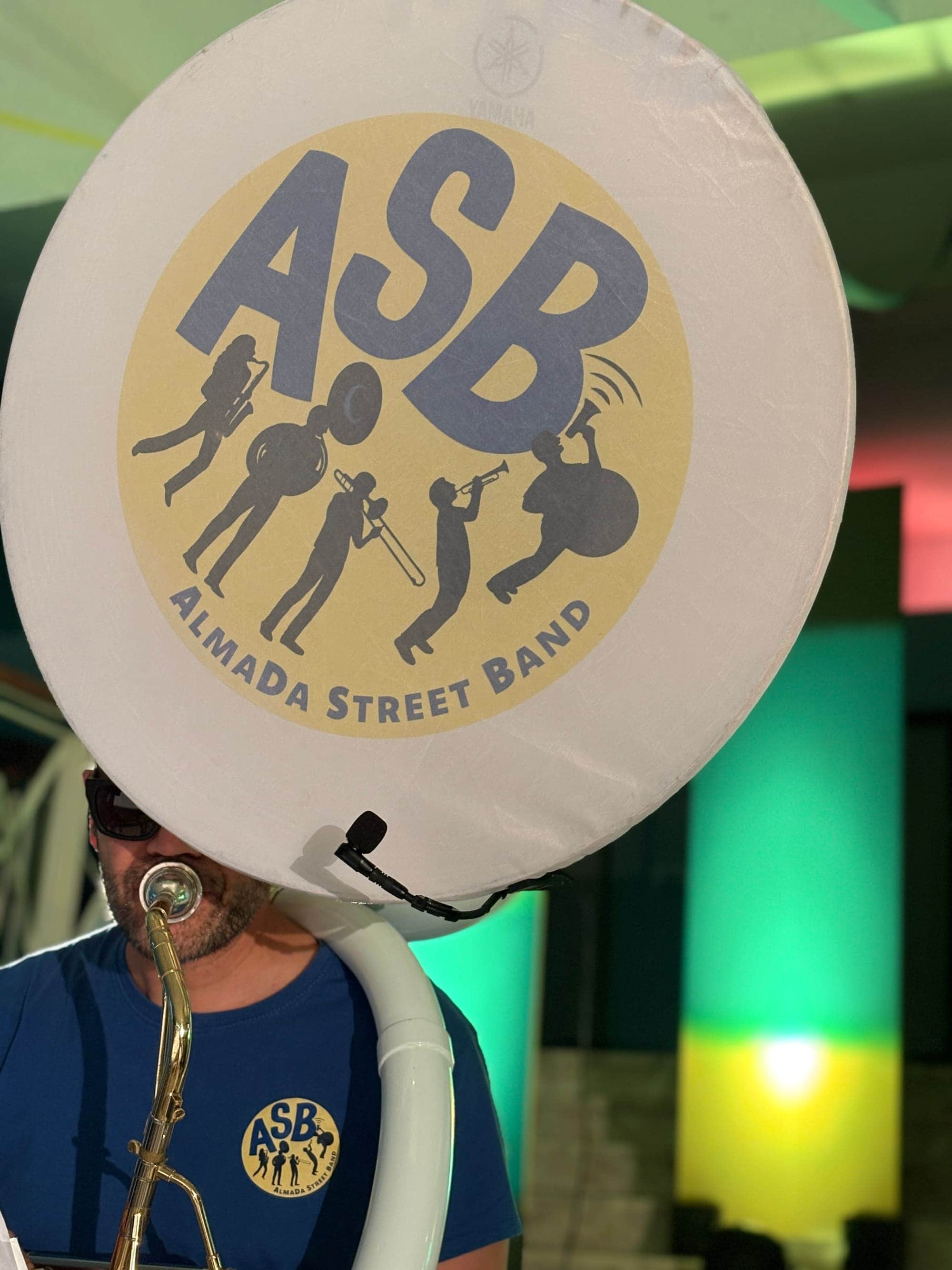 Um balão branco com o logótipo da ASB, erguido acima de um músico de trombone