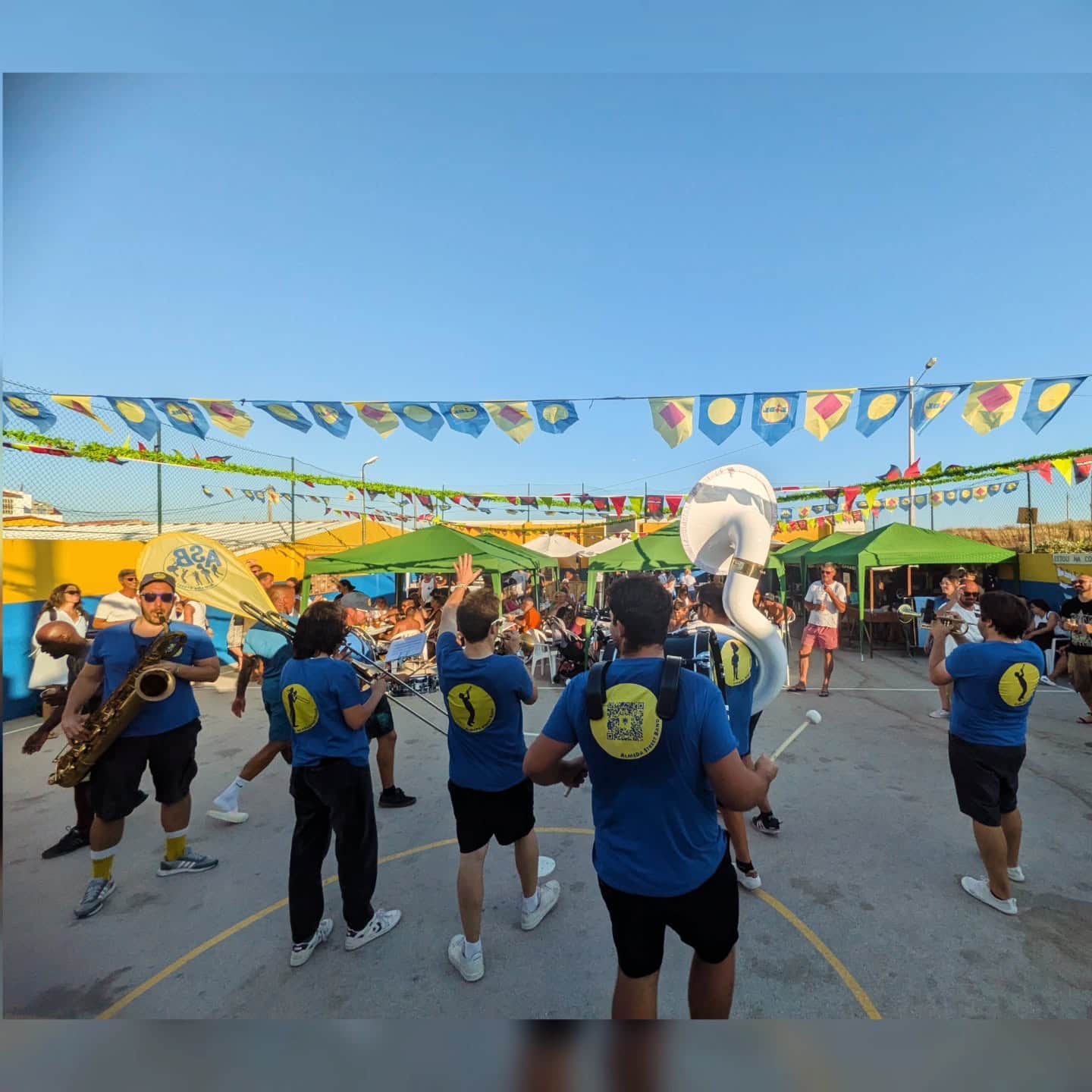 A banda a tocar para o público numa festa de rua