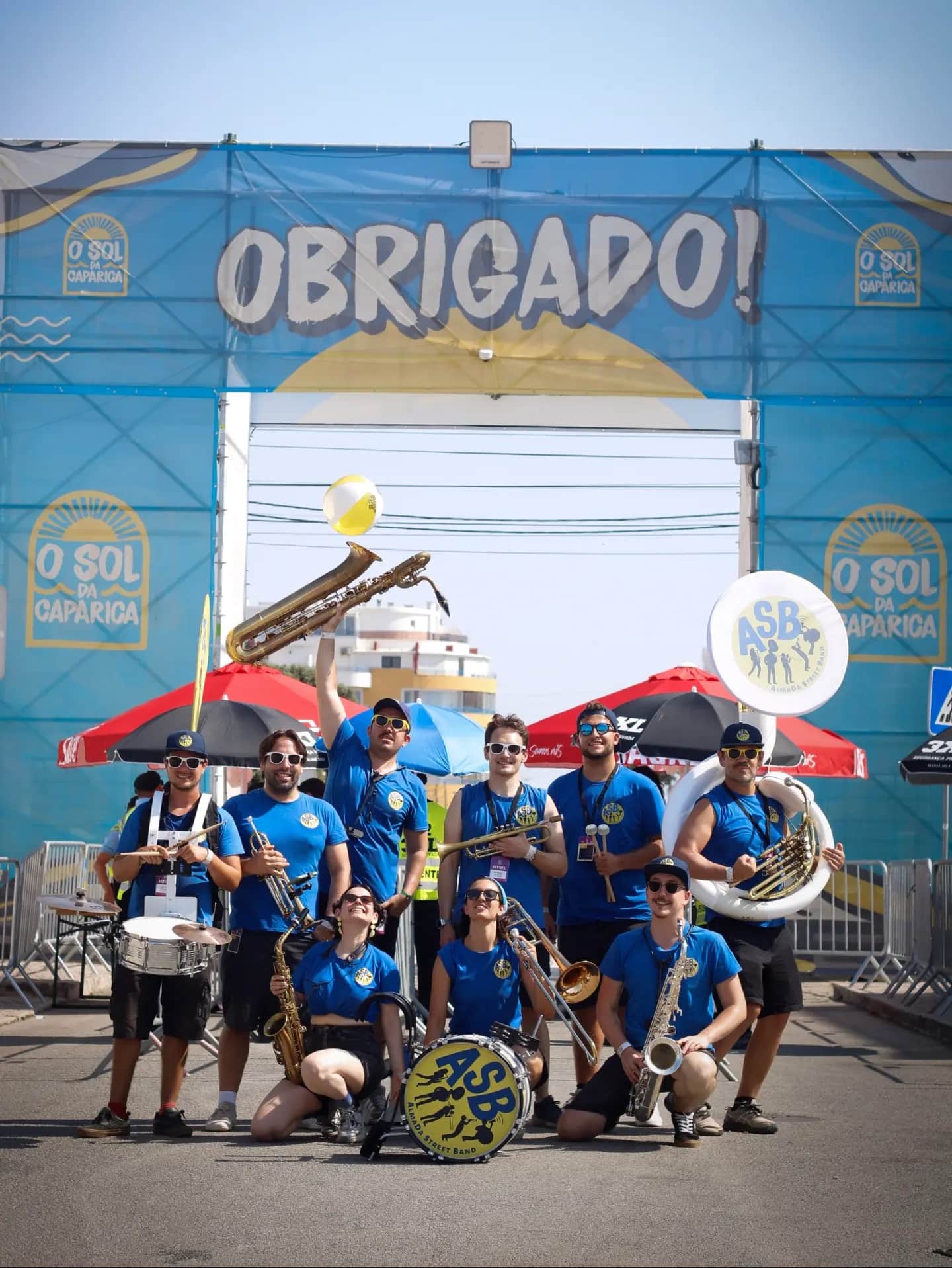 A banda reunida em frente ao palco do Sol da Caparica