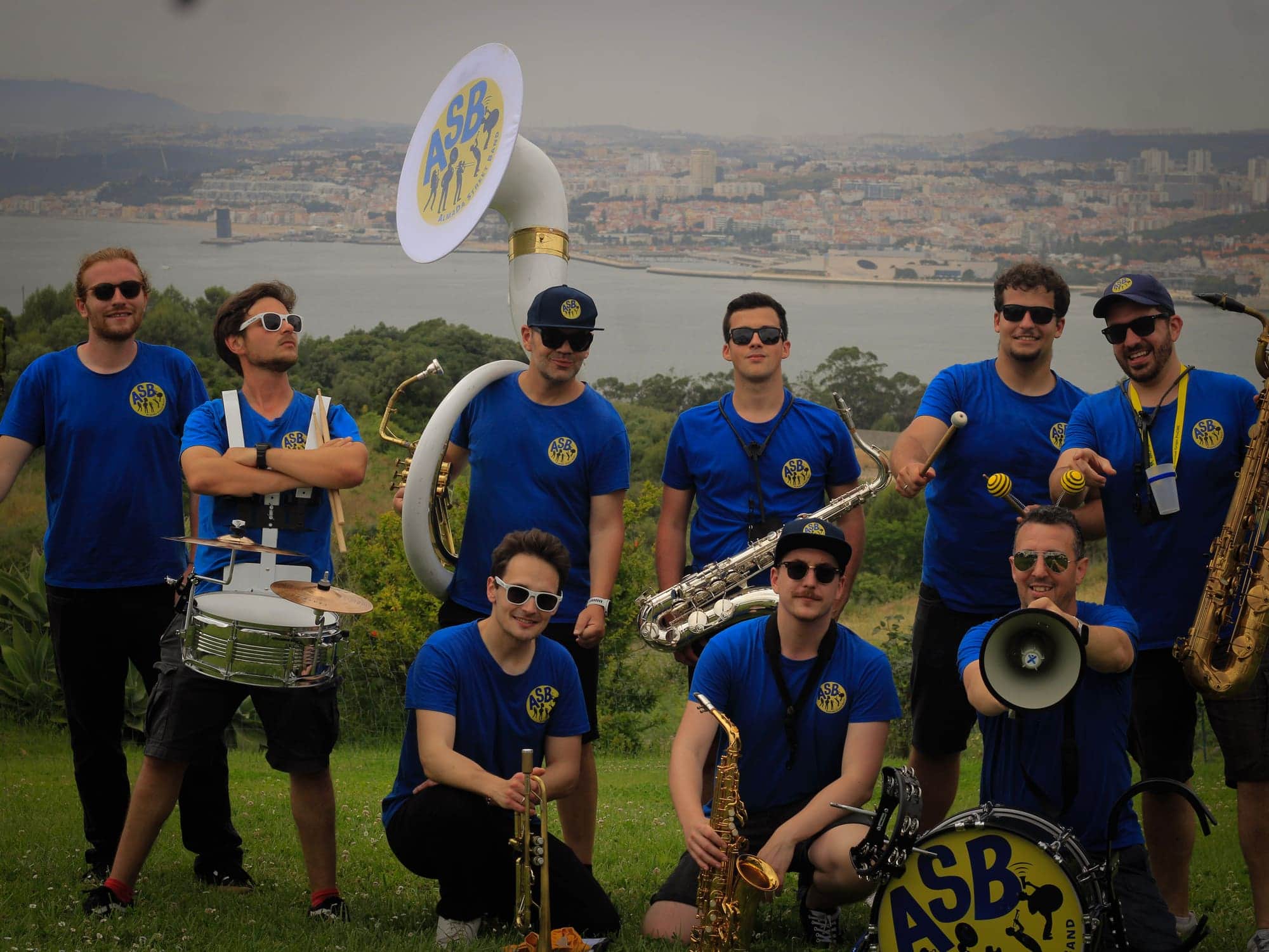 A banda posada num miradouro de Almada, com o Tejo e Lisboa ao fundo